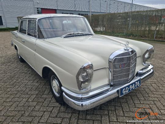 Mercedes 220s offwhite 1961 vraagprijs € 27.500, - 1