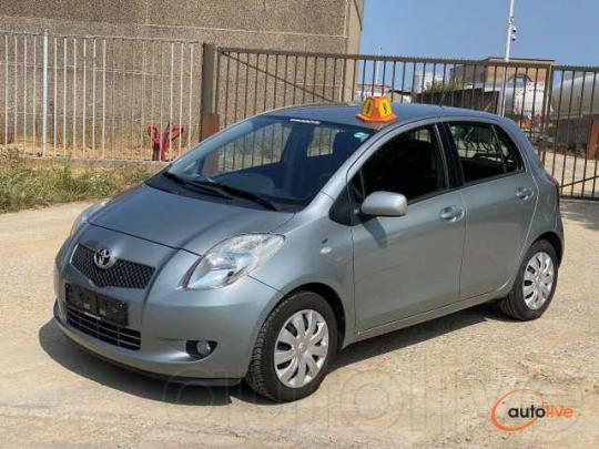 Toyota Yaris 1.3i VVT-i 16v Follow Me - 1