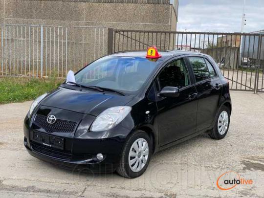 Toyota Yaris 1.3i VVT-i 16v Follow Me - 1