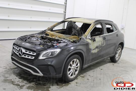 MERCEDES-BENZ GLA180 - 1