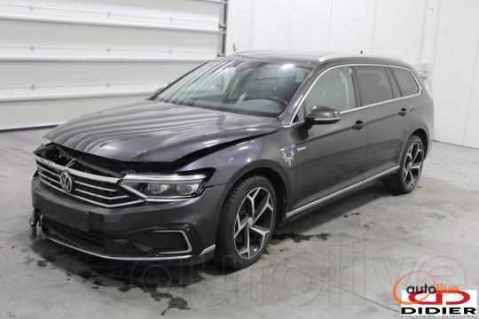 VOLKSWAGEN PASSAT - 1