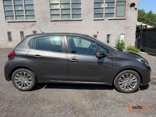 PEUGEOT 208 SIGNATURE - 1
